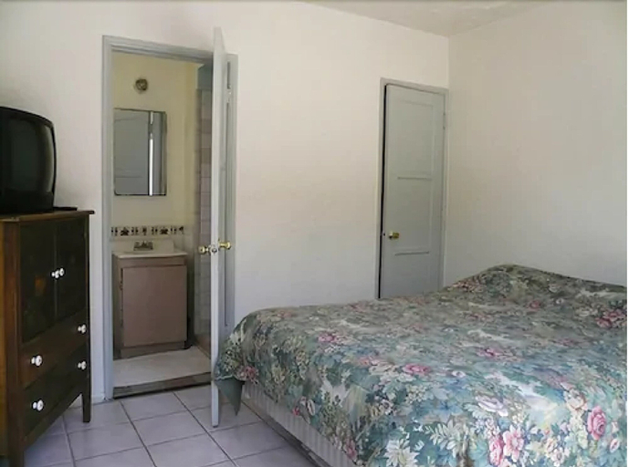 Bedroom 3, Pavilions Motel, Los Angeles