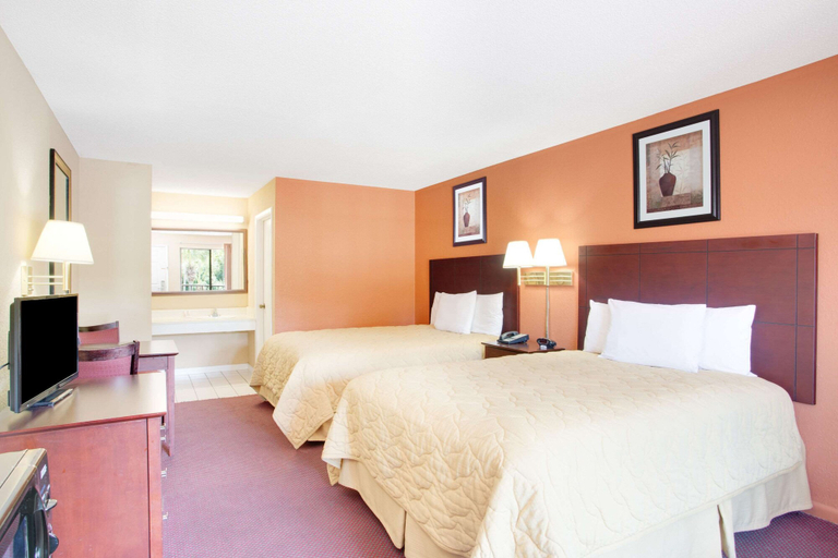 Bedroom 4, Super 8 by Wyndham Defuniak Springs, Walton