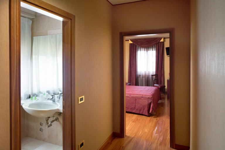 Bathroom 3, Hotel de Paris, Terni