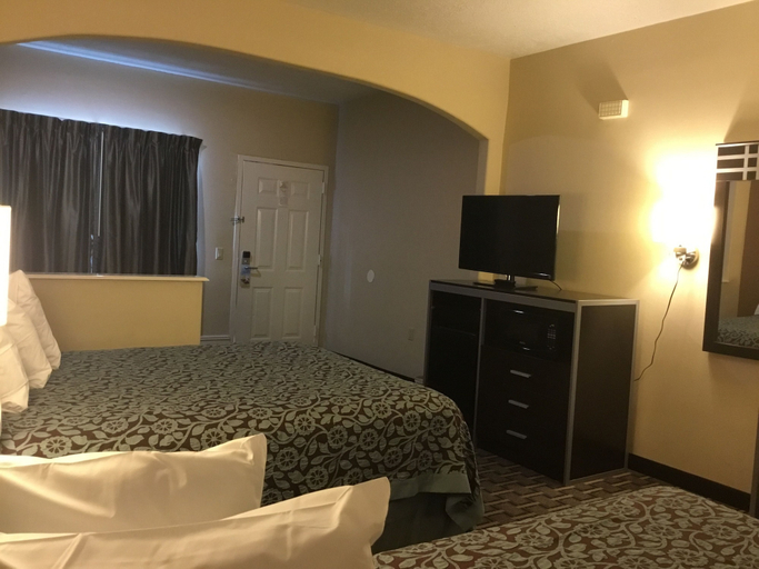 Bedroom 4, Days Inn & Suites by Wyndham Houston North/Spring, Houston