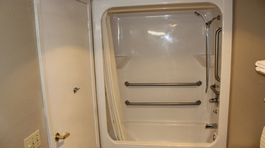 Bathroom 4, Super 8 by Wyndham Mobile/Tillmans Corner, Mobile