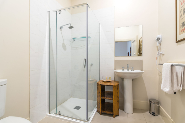 Bathroom 3, Northern Arts Hotel, Mount Alexander - C'maine