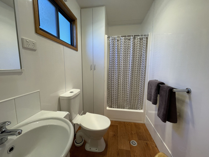 Bathroom 3, Acacia Caravan Park, Ararat
