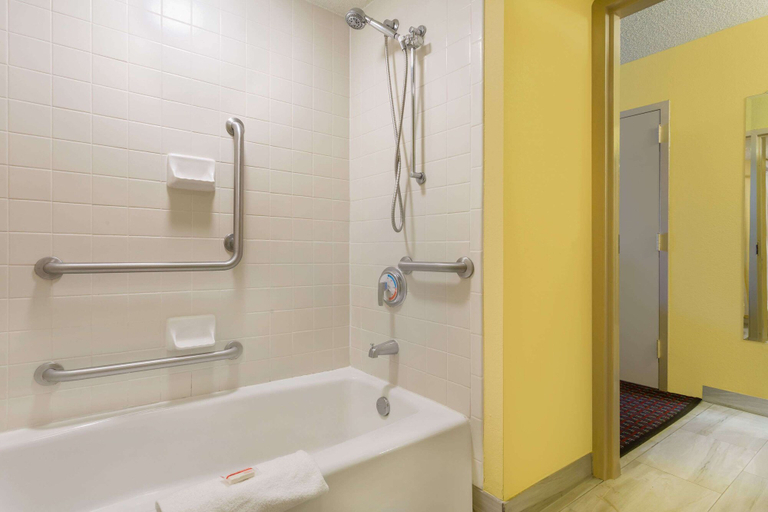 Bathroom 4, Days Inn by Wyndham Mocksville, Davie