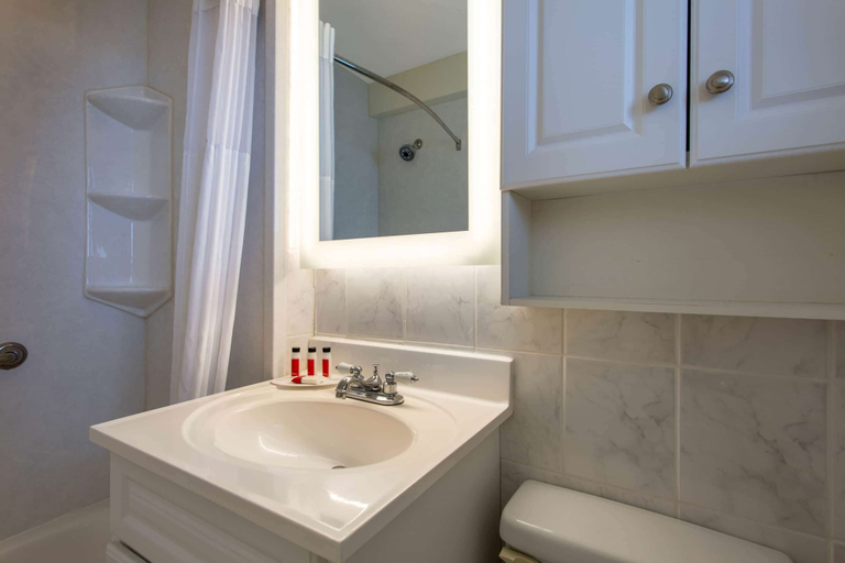 Bathroom 4, Days Inn by Wyndham Ocean City Oceanfront, Worcester