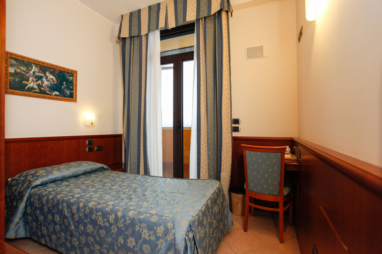 Bedroom 5, Garda Family House, Verona