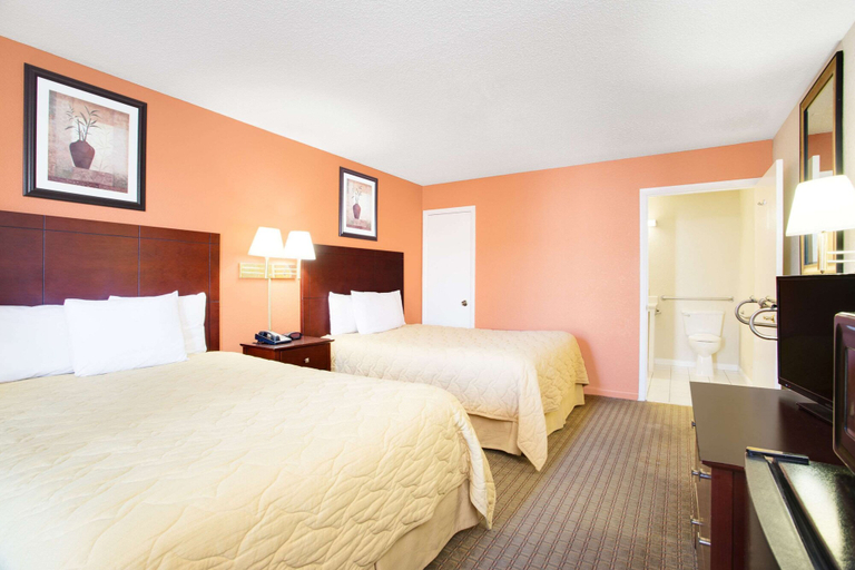 Bedroom 4, Super 8 by Wyndham Defuniak Springs, Walton