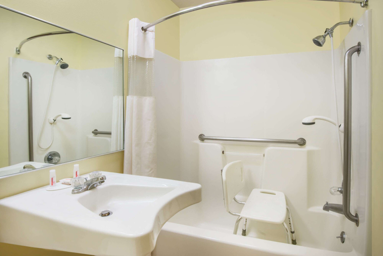 Bathroom 5, Super 8 by Wyndham Colby, Thomas