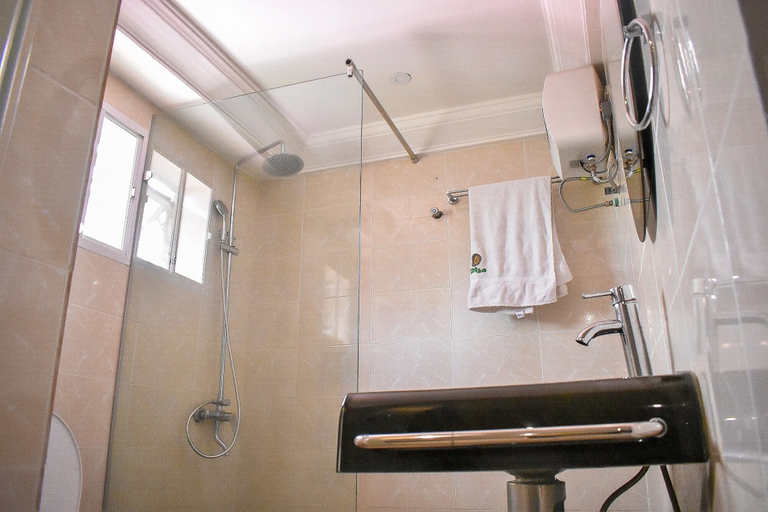 Bathroom 5, Dublina Suites, Amuwo Odofin