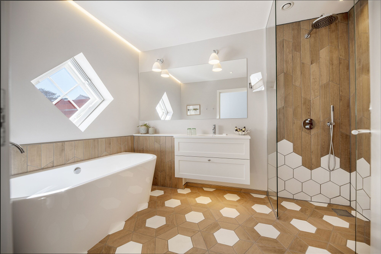 Bathroom 5, Ruths Hotel, Frederikshavn