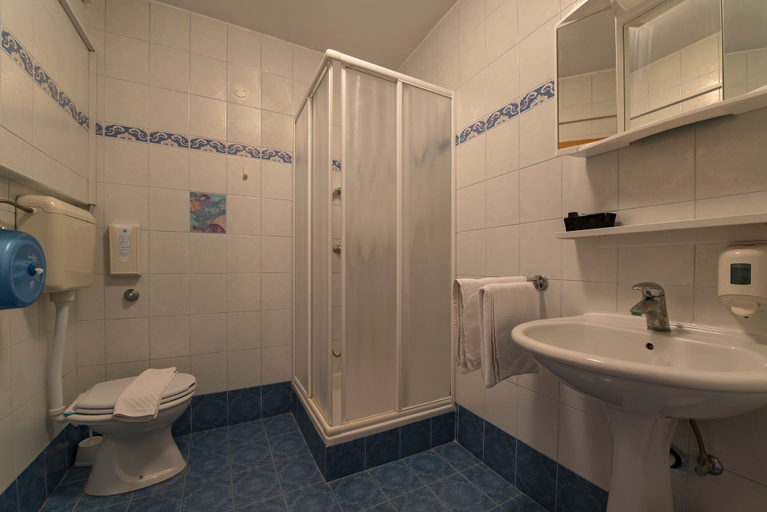 Bathroom 5, Hotel Aurora, Pula