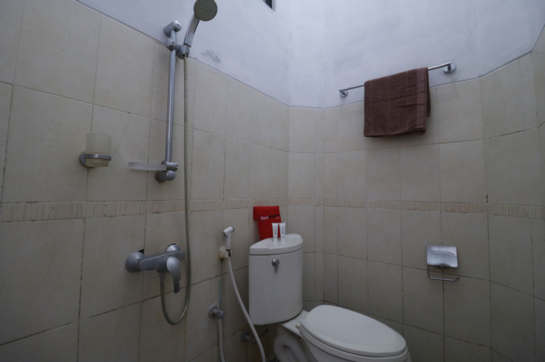 Bedroom 4, RedDoorz Plus near Undip Tembalang, Semarang