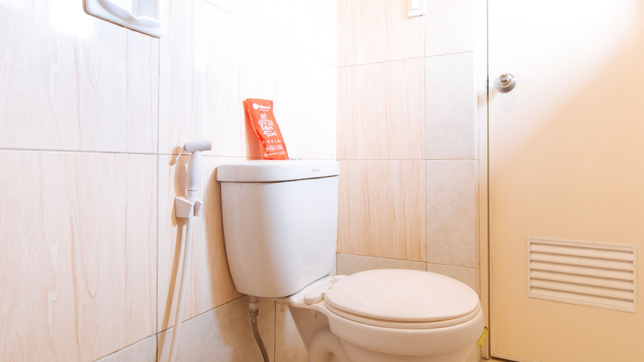 Bathroom 3, RedDoorz near Arca South Taguig, Taguig