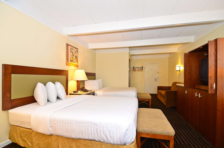 Bedroom 5, Lexington Inn & Suites NW Chicago Elgin, Cook