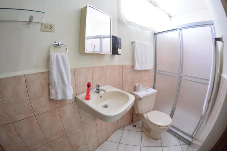 Bathroom 3, Hotel La Posada de Don Pantaleón, Managua