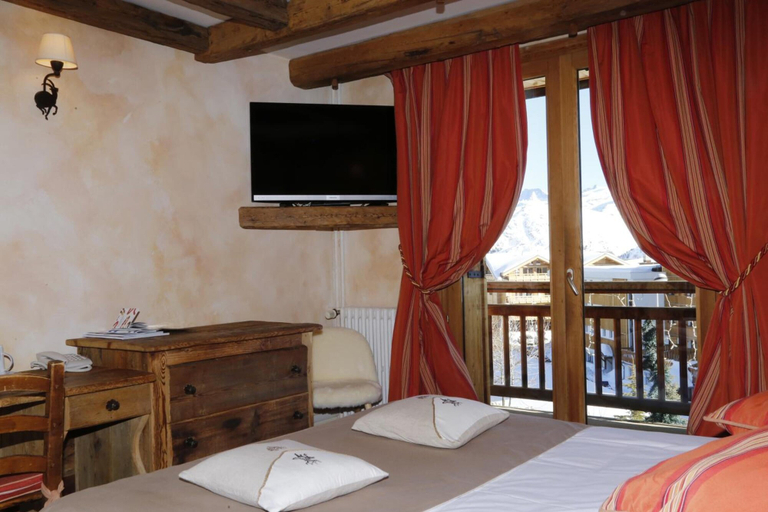 Bedroom 3, Alp'Azur Hotel, Isère