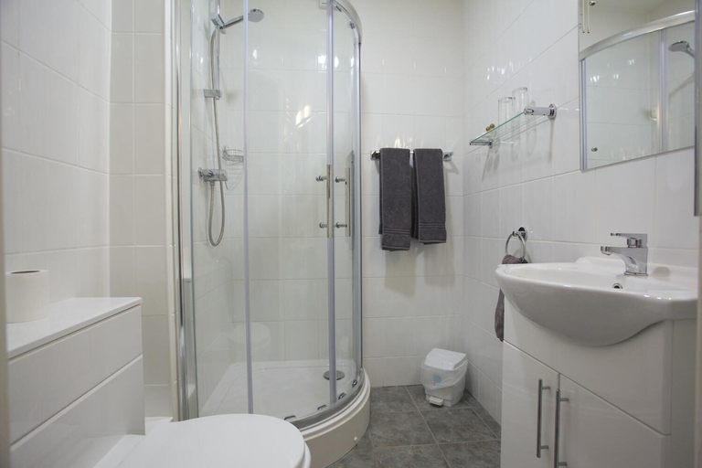 Bathroom 3, Globe Inn, Staffordshire