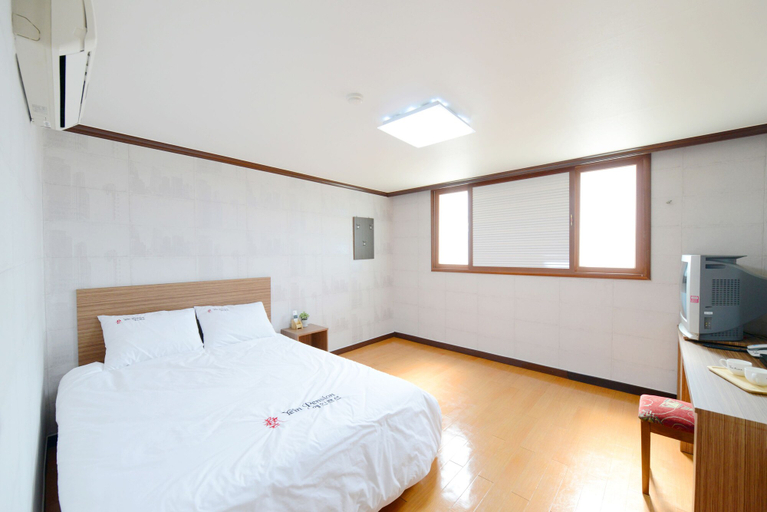 Bedroom 2, Yein, Taean