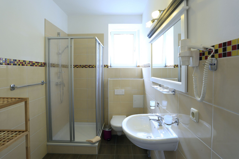 Bathroom 4, Landhotel & Brauhaus Prignitzer Hof, Prignitz