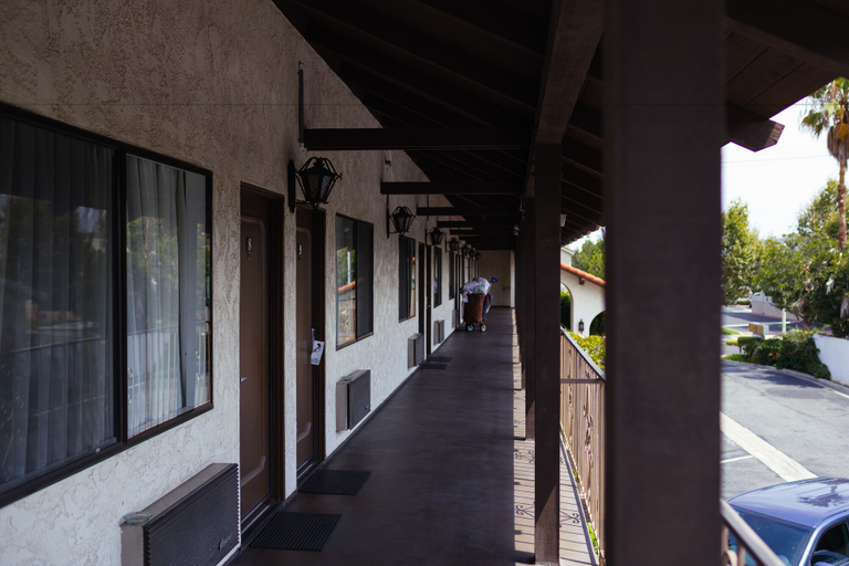 Others 5, Cozy Inn, Orange
