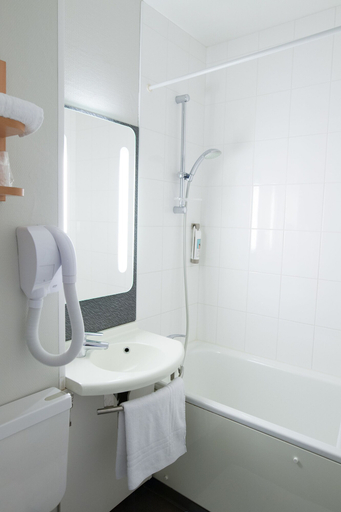 Bathroom 5, ibis Moulins Sud, Allier