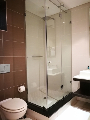Bathroom 4, Island Letting-Crystal towers, City of Cape Town
