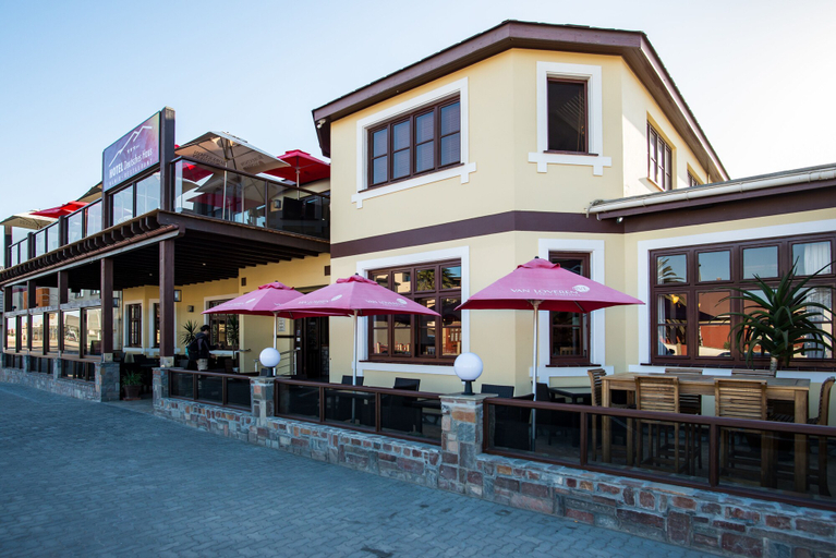Exterior & Views