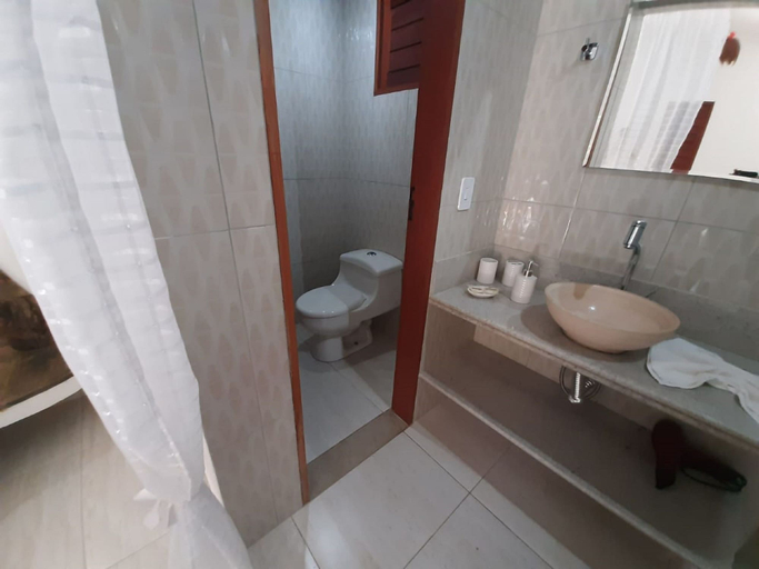 Bathroom 4, Hawaii Flats, Touros