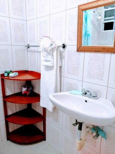 Bathroom 4, Louislyn Apartments
