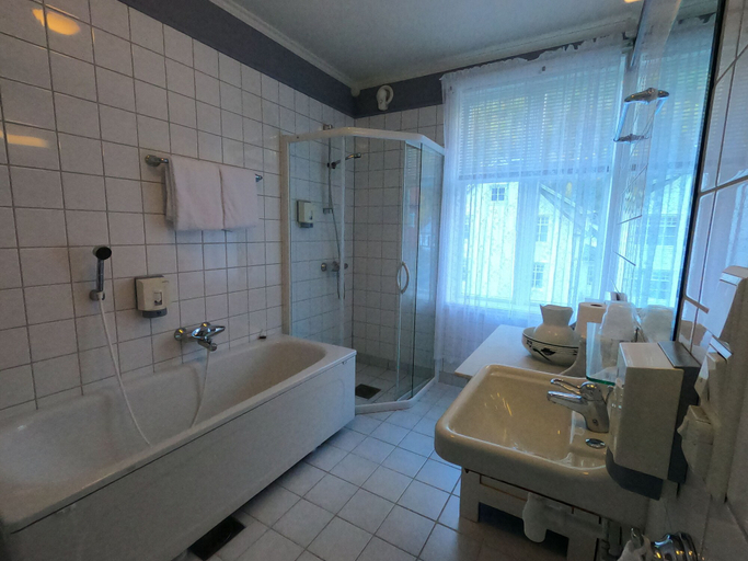 Bathroom 5, Hjelle Hotel, Stryn