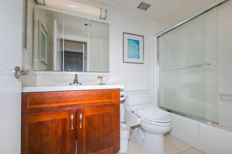 Bathroom 4, Spacious One Bedroom Harbor View Condos at Ilikai Marina With Private Balcony, Honolulu