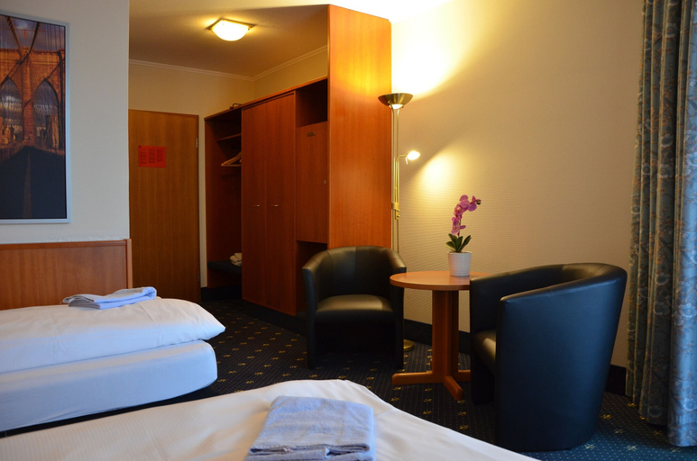 Bedroom 4, Karaman Group Hotel, Schaumburg