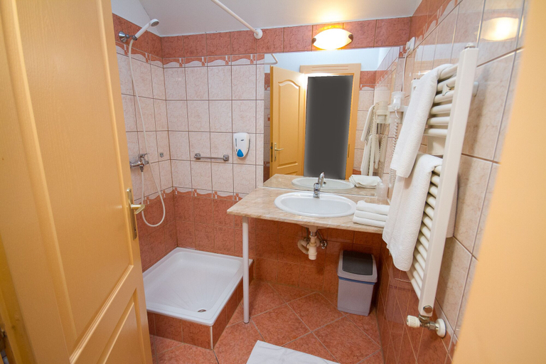 Bathroom 4, Platan Hotel, Debrecen