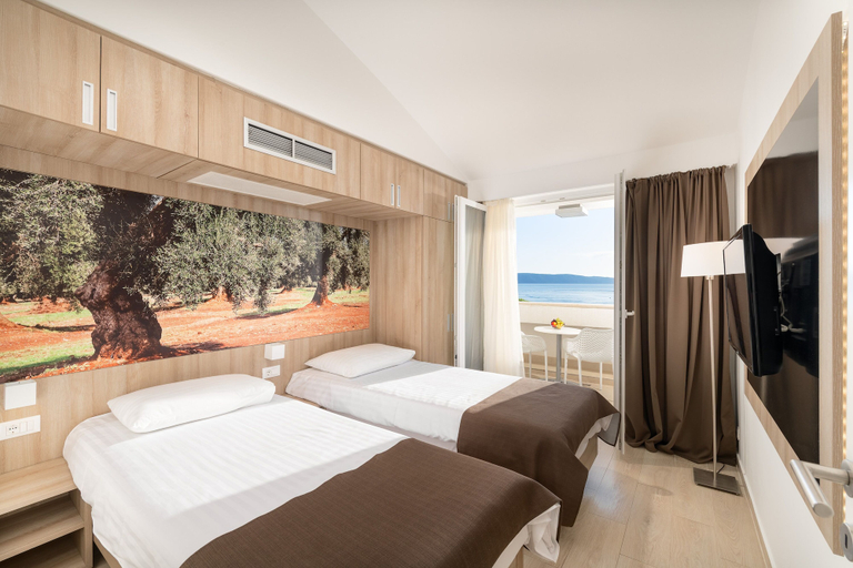 Bedroom 3, Medora Auri Family Beach Hotel, Podgora