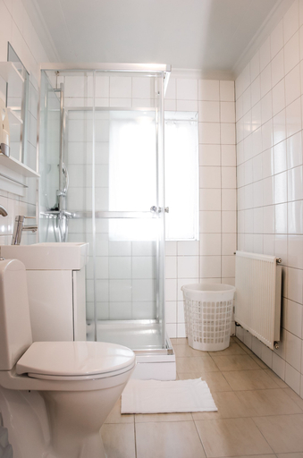Bathroom 3, B&B Guesthouse Keflavík, Reykjanesbær