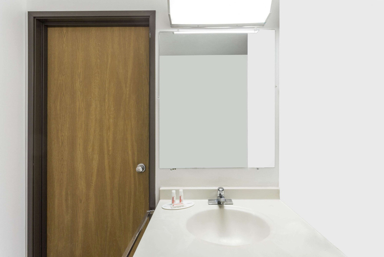 Bathroom 4, Super 8 by Wyndham Logan, Cache