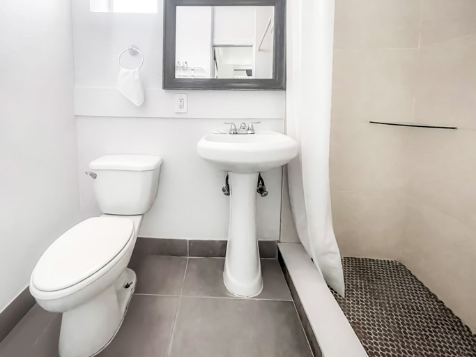 Bathroom 4, OceanSide Boutique Hotel - Hollywood, Broward