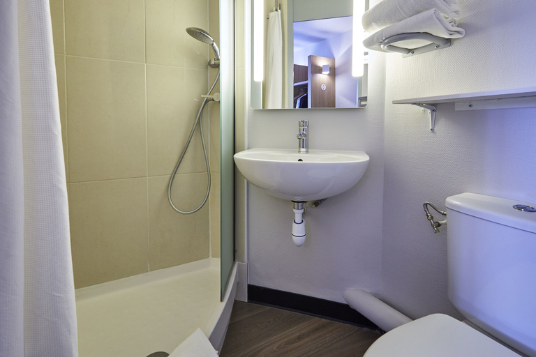 Bathroom 4, B&B HOTEL Goussainville CDG, Val-d'Oise