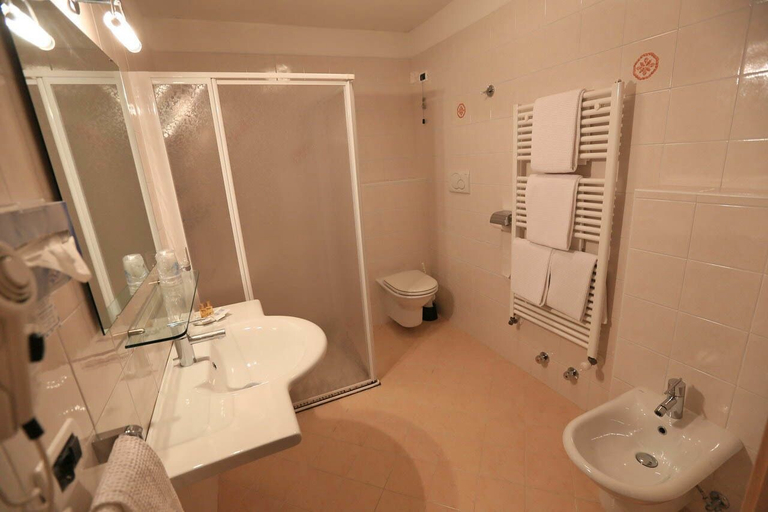 Bathroom 3, Hotel Vigo, Trento