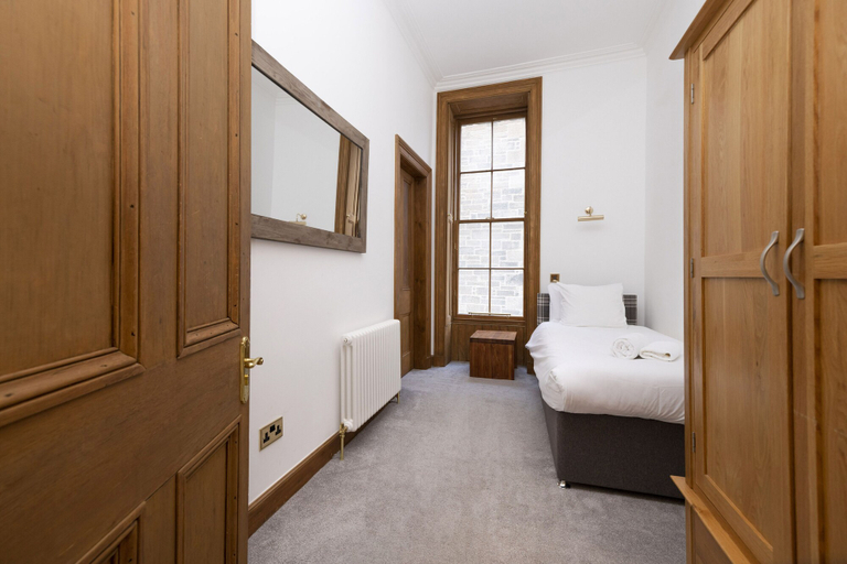 Bedroom 3, JOIVY 5 Bedroom Apt Near Meadows & George Square, Edinburgh