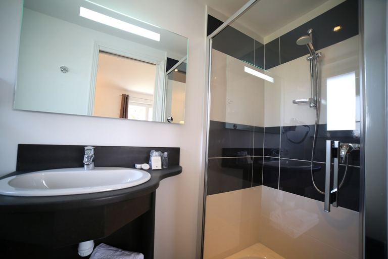 Bathroom 4, Hôtel Le Lion d'Or, Manche