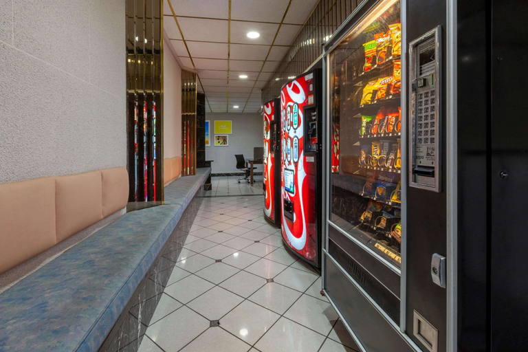 Food & Drinks 5, Days Inn by Wyndham Sandusky / Cedar Point, Erie