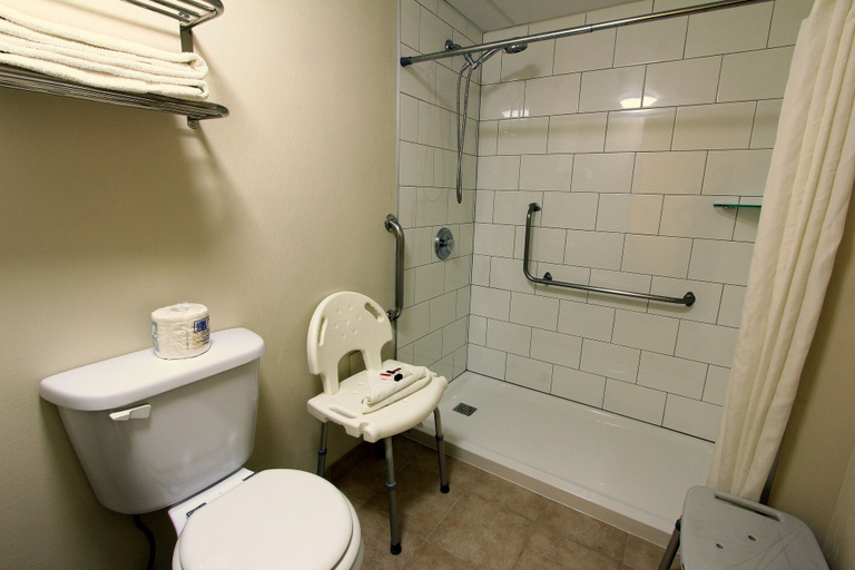 Bathroom 5, Super 8 by Wyndham Kelowna BC, Central Okanagan