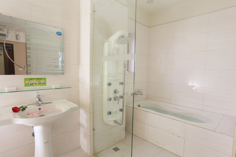 Bathroom 5, King Town Hotel, Yilan