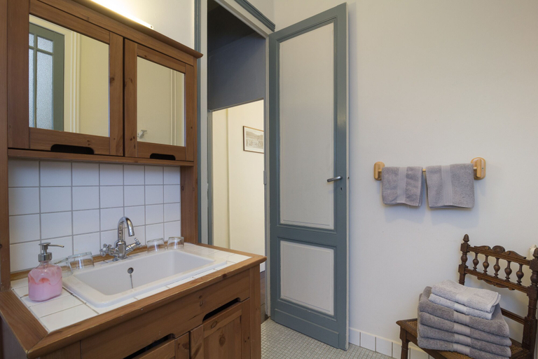Bathroom 5, Villa St Simon, Gironde