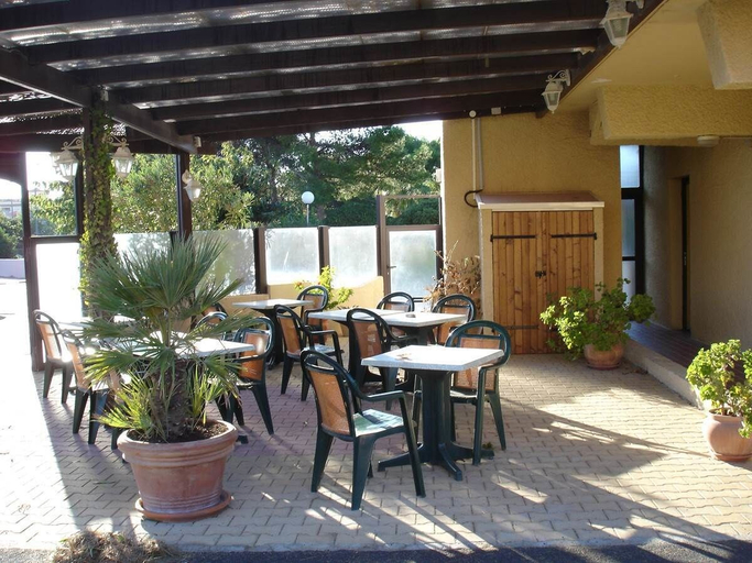 Others 5, Rev'Hotel, Aude
