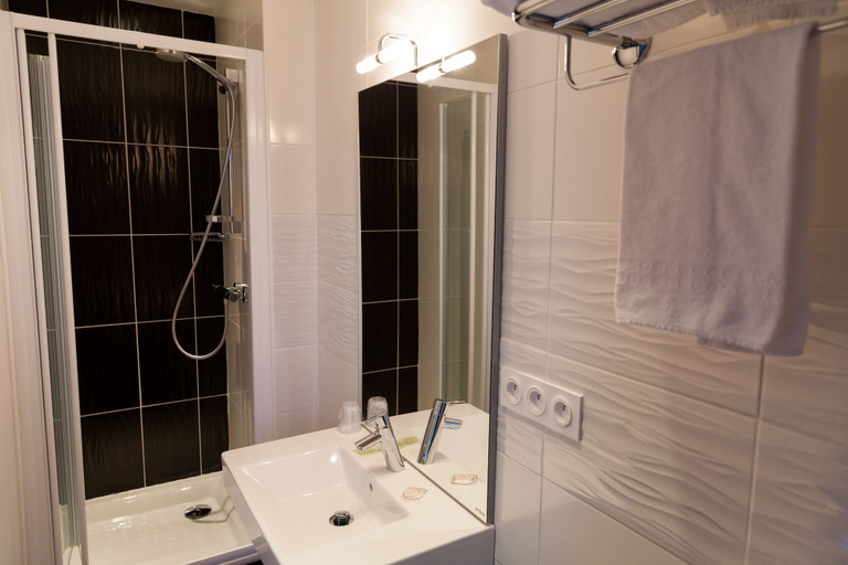 Bathroom 4, Hôtel de la Gare, Finistère