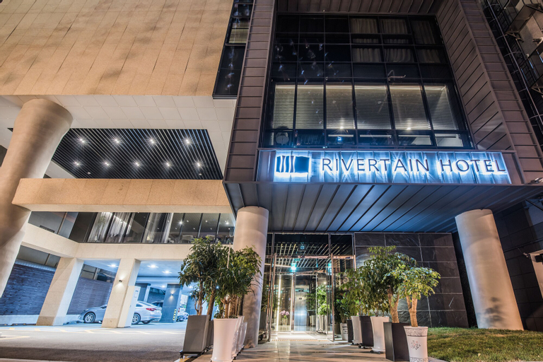Rivertain Hotel, Buk