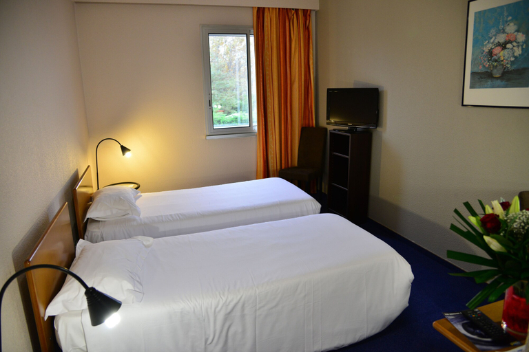 Bedroom 3, Aéroport Hôtel, Hérault