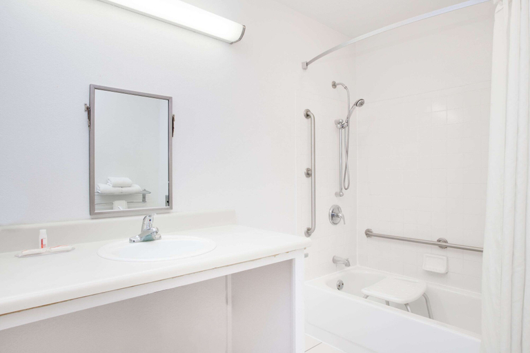 Bathroom 5, Super 8 by Wyndham Defuniak Springs, Walton